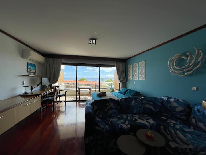 Pogled na studio po dolasku s prekrasnim podovima od punog crvenog drva.