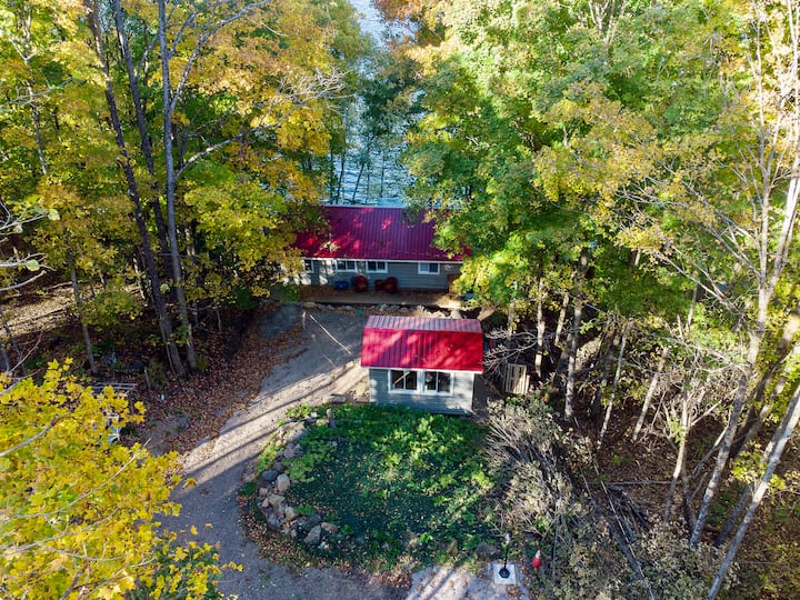 Slaapkamer 4 is de Woodside Cabin. Het is de kleinere hut en het is alleen beschikbaar van mei tot oktober. Het heeft aangepaste (volwassen) stapelbedden en is geschikt voor vier volwassenen. Het is slechts een paar stappen van het hoofdhuisje.