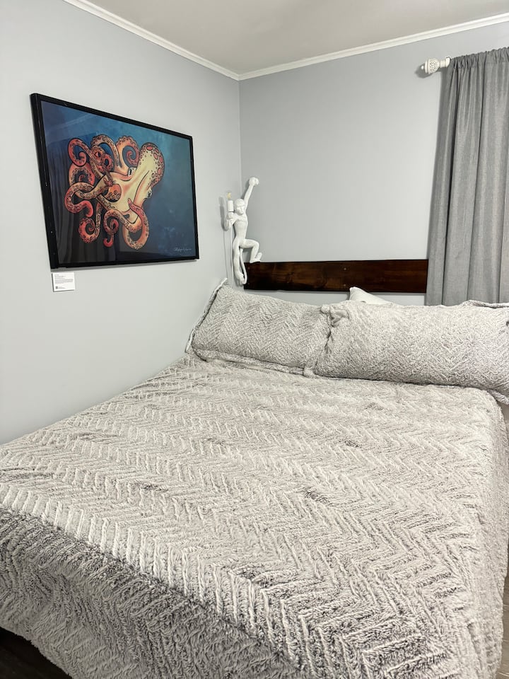 Todo el arte original de la unidad está disponible para la compra impresa en-demand en https://www.etsy.com/shop/TheSirenOfSuperior