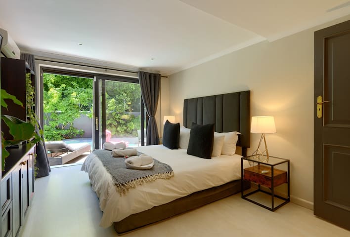 Cape Town Luxury Private Pool Villa Escape gallery image 3