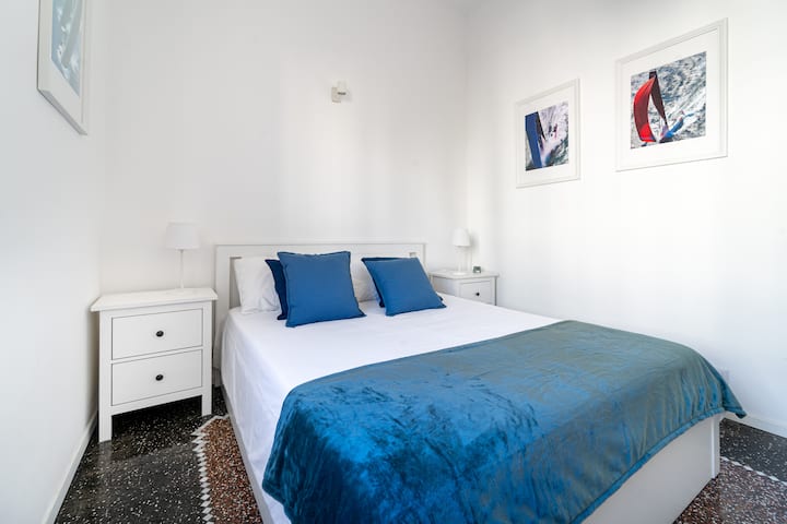 el dormitorio con una cama doble y un cómodo colchón