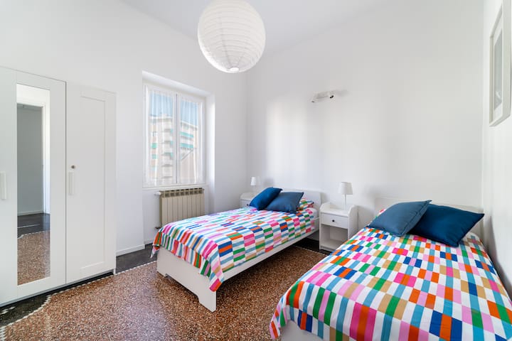 El segundo dormitorio con 2 camas individuales y un armario.