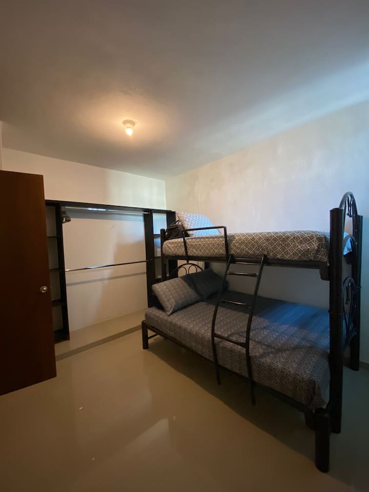 Dormitorio #3 con litera y baño completo. 