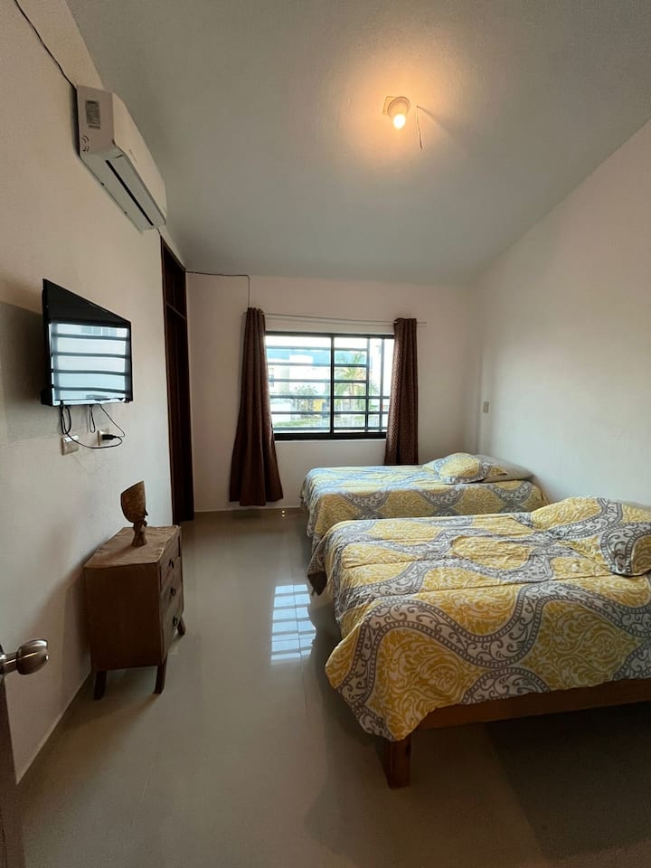 Dos camas individuales, TV, aire acondicionado y baño completo 