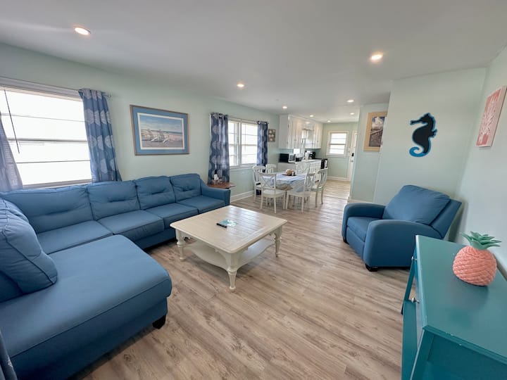 Sleeps 16. 4bdr/2ba/2 Kitchens - 2 Units Downtown - Ocean City Beach, MD