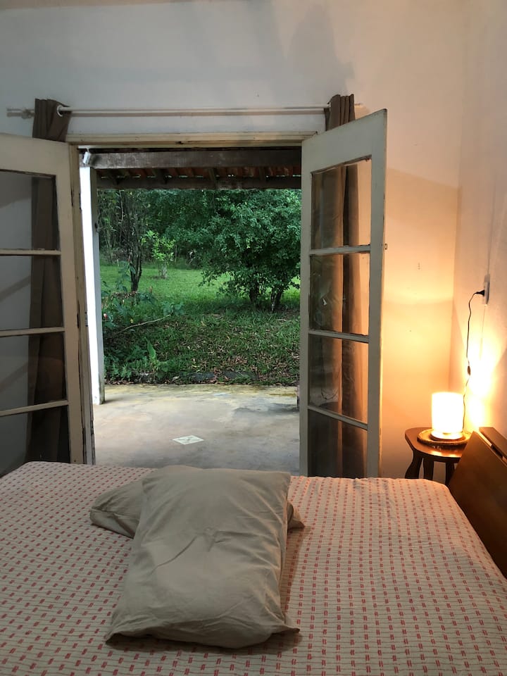 Chambre avec ventilateur au sol.
