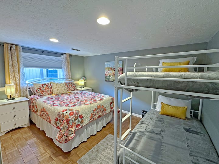 4号卧室：配备一张标准双人床和一张双层床。