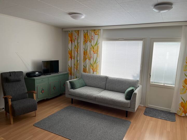 客厅的沙发也可以铺成一张单人床。 