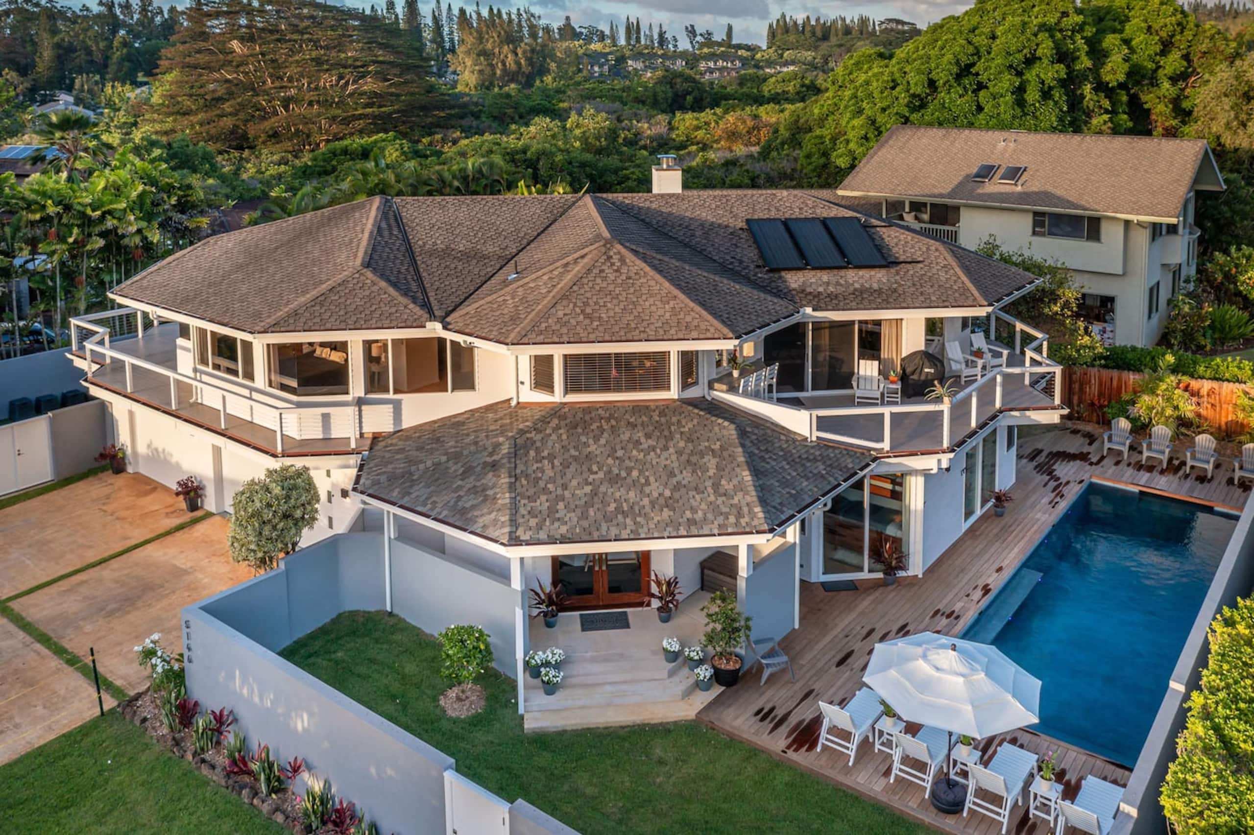 Home in Princeville · ★5.0 · 4 bedrooms · 7 beds · 3.5 baths - Image 2