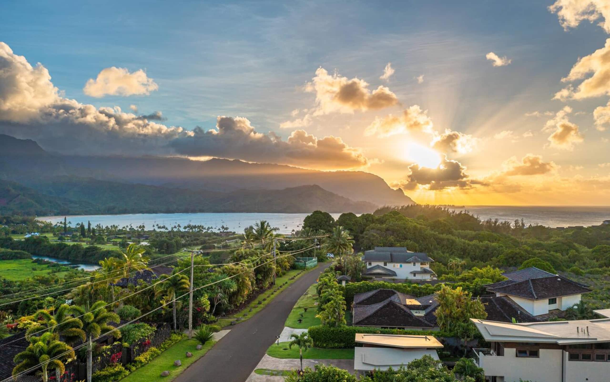 Home in Princeville · ★5.0 · 4 bedrooms · 7 beds · 3.5 baths - Image 5