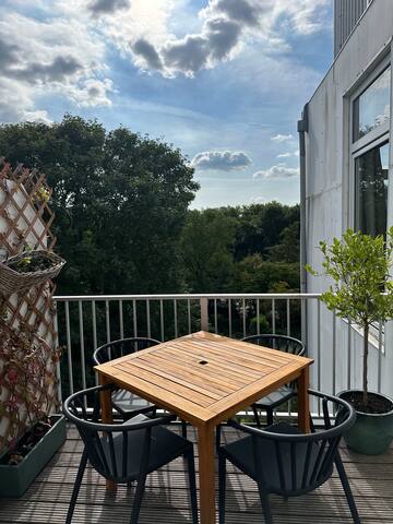 Charming, double bedroom Vondelpark flat gallery image 3