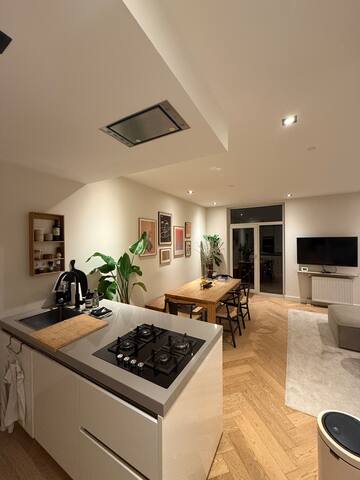 Charming, double bedroom Vondelpark flat gallery image 5