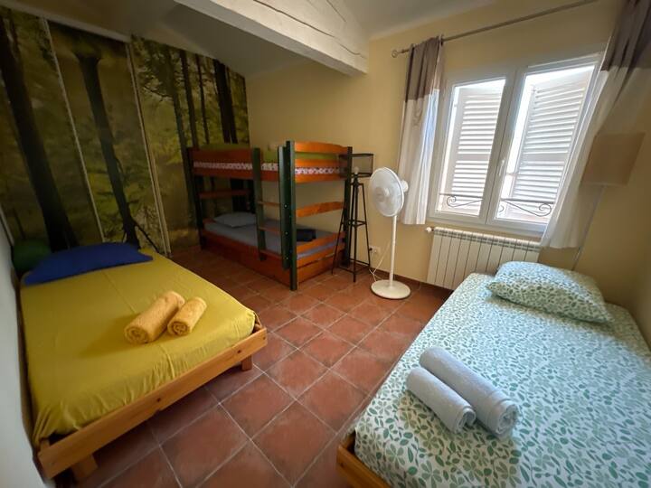 se trata de un dormitorio con 2 camas individuales y 2 literas 