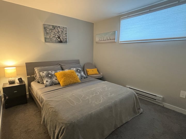 Голям прозорец на спалнята с голямо количество естествена слънчева светлина. 

Щорите блокират излишната слънчева светлина, за да можете да се насладите на прекрасния си и заслужен сън 