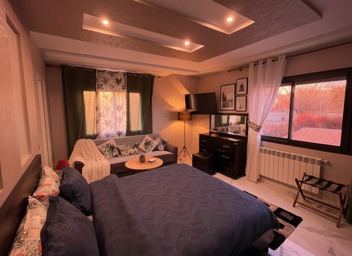 استيقظ على ضوء الشمس الذهبي في هذه الغرفة الهادئة المصممة للراحة والهدوء. استرخ مع كتاب على الأريكة أو استمتع بليلة مريحة محاطة بألوان ناعمة ولمسات عصرية.