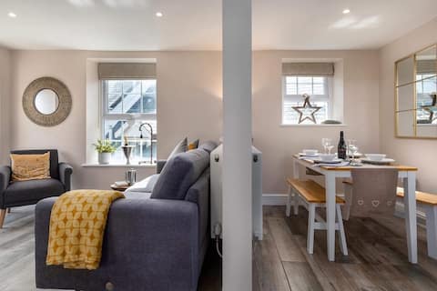 Top performing Airbnb: Seagrass Cottage -plus Free Beach Car Park Permit! in Abertafol, Dyfi