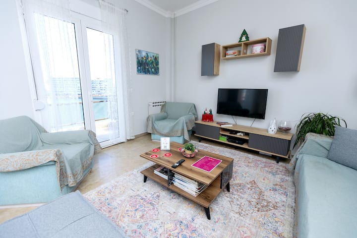 في غرفة المعيشة، ستجد إكس بوكس مع ألعاب للمتعة مع أصدقائك.