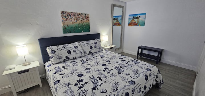 חדר שינה מרווח לאורחים עם מיטת קינג סייז.