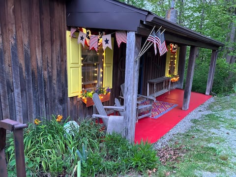 Rustic, artsy, cozy getaway cabin