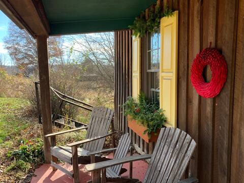 Rustic, artsy, cozy getaway cabin