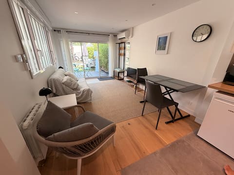 Popular Airbnb listing: Independent studio overlooking a quiet garden in Courbevoie