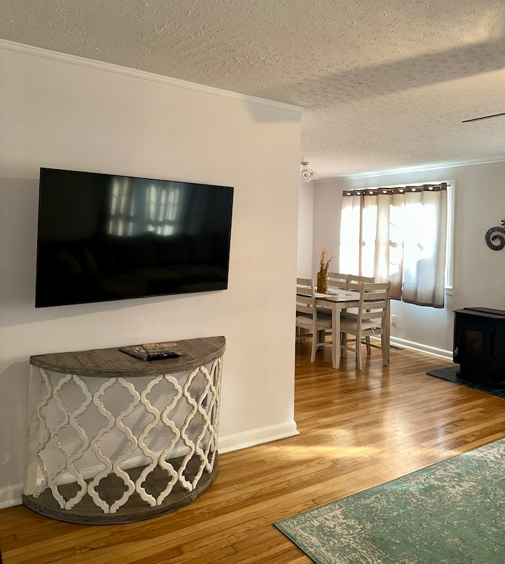 Cozy Bungalow | 3bdrm | 2.5ba | Courtyard - Little Rock, AR