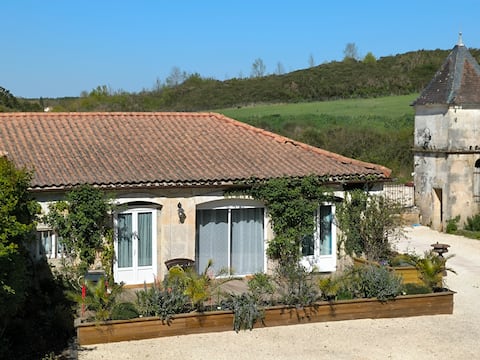 Castle gîte at the foot of Cognac 1 to 8 people