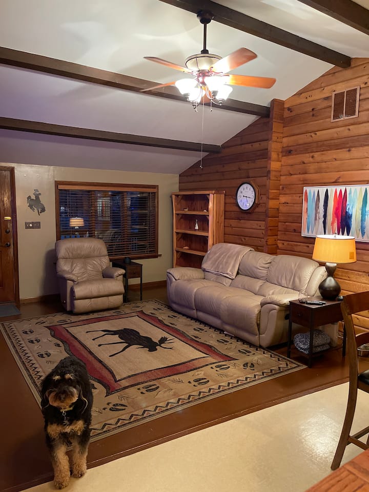 Modern Log Home 4 Blocks From Downtown - Sheridan, WY