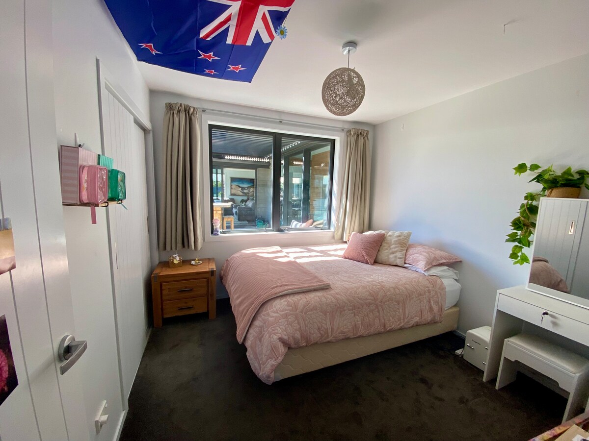 غرفة نوم تضم سرير كوين