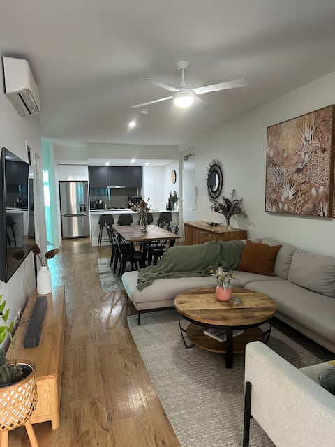 Top performing Airbnb: Stylish 2Bed, Location, Parking in South Brisbane