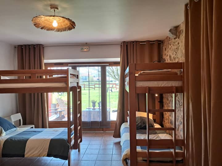 أسرة بطابقين في 80 للأطفال والمراهقين؛ ولكنها مناسبة أيضًا للبالغين