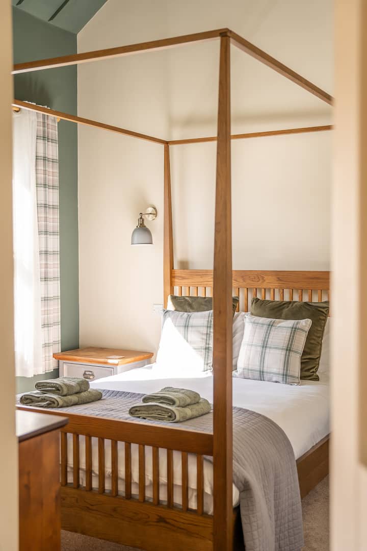This four poster bed is situated in Chestnut Lodge 