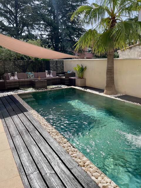 Nice house with pool next to Avignon