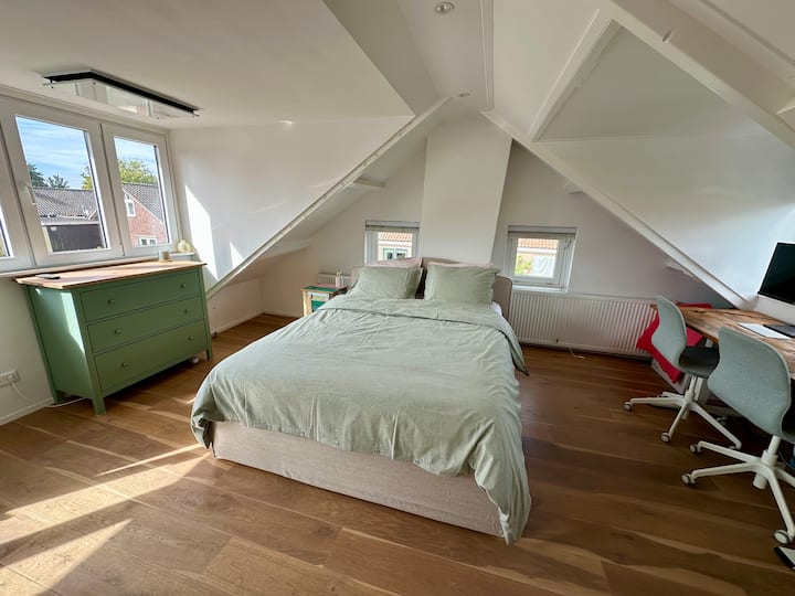 Chumba kikubwa kwenye sakafu ya dari kilicho na kitanda cha malkia (160x200), bafu na choo kilichotenganishwa. Chumba hiki kina kiyoyozi na dawati la ofisi kwa ajili ya watu wawili.

Bafu lililo wazi lililoambatishwa lina bafu na sinki. Choo kiko karibu nacho. 