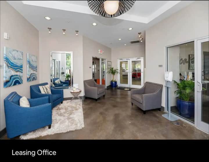 Uptown Charlotte Escape | King Bed + Free Parking - Charlotte, NC