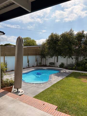 Sunny Family Home, indoor/outdoor flow & Solar gallery image 3