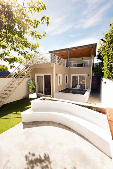 Detached house with heated pool, jacuzzi, terrace