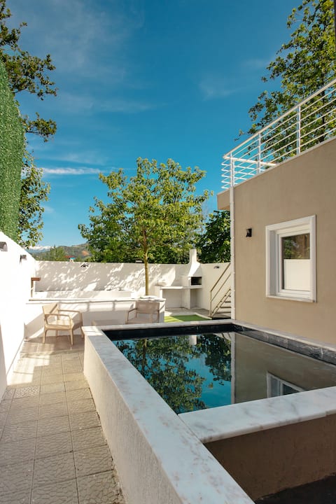 Detached house with heated pool, jacuzzi, terrace
