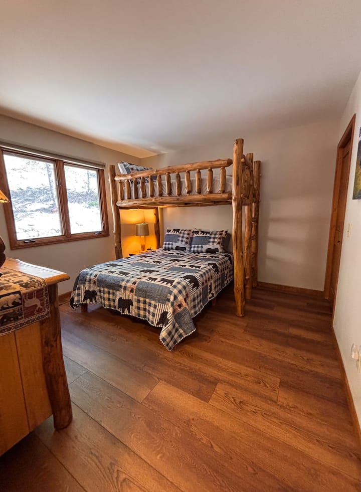 Potpuno nova preuređena soba s krevetima na kat! Jedinstveni personalizirani loft u Aspenu. Novi madraci od memorijske pjene i novi podovi! Spavaća soba na katu gleda na stazu kojom prolaze jeleni.