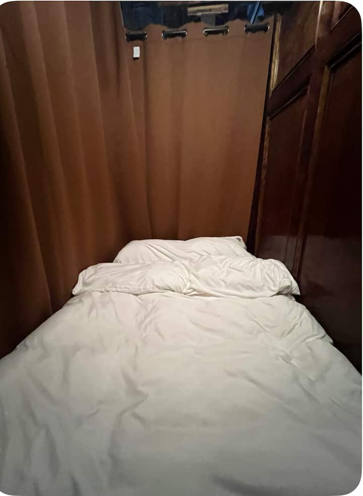 Bračni krevet koji se naziva suka. Tri bočne strane su drvene, a jedna strana je platno – Curtin koji se može otvoriti prema Alti. Nalazi se na oltaru. Koliko je ljudi spavalo na oltaru? Koliko je to cool? 

