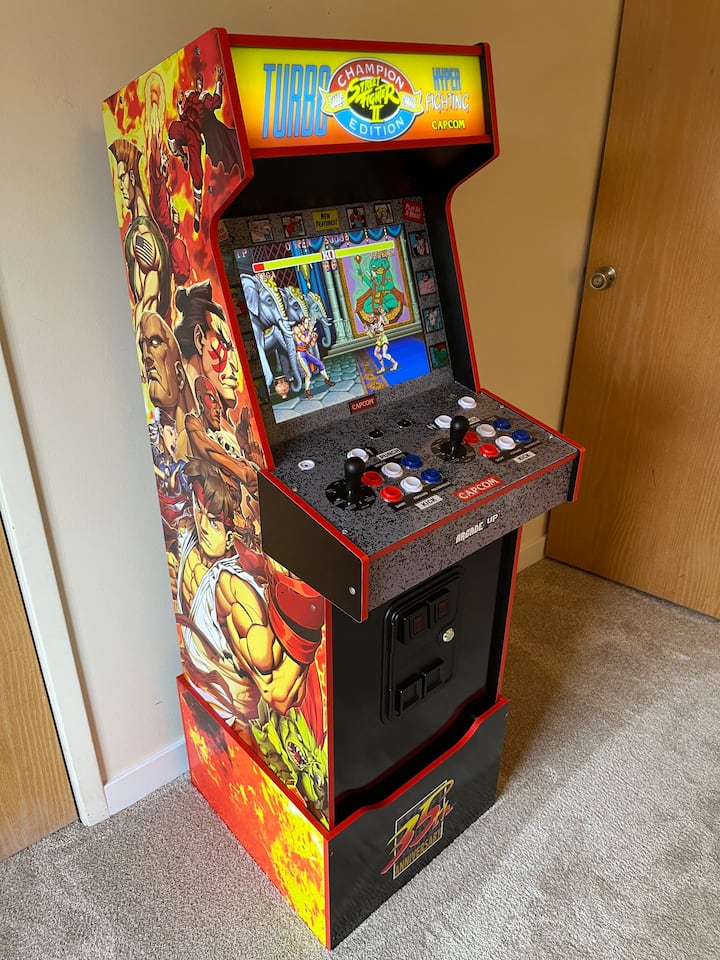 Lojë e re arcade! 14 lojëra duke përfshirë Street Fighter II, Final Fight, Strider, King of Dragons e të tjera. Do të prishet plotësisht, kështu që NUK do të jetë një shpërqendrim gjatë përpjekjes për të fjetur. 