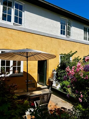 Charmerende byhus i to etager gallery image 2