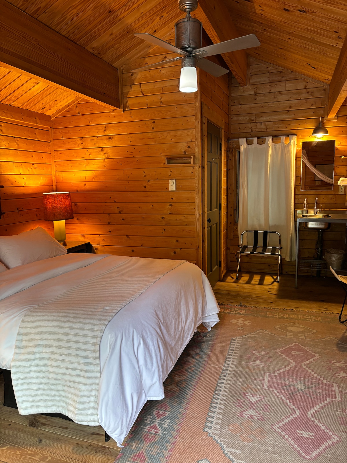 الجزء الداخلي من كابينة النوم رقم 2 (كابينة النوم رقم 1 متطابقة - تحتوي كل منها على سرير بحجم كوين وحمام مع دش وتدفئة/تكييف هواء)