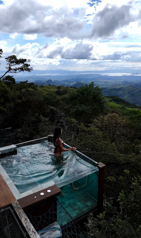 Monteverde Chameleon Suite with Jacuzzi, Pool, and Sauna.