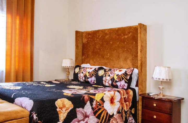 Notre chambre principale décorée en or est paisible, climatisée et dispose d'une télévision connectée pour votre divertissement. Vous devrez peut-être prolonger votre séjour chez nous !