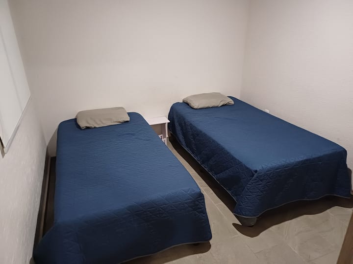 Ამ მეორე საძინებელში გვაქვს 2 ერთადგილიანი საწოლი ახალი ლეიბით, პატარა სამუშაო მაგიდით, კვარცხლბეკის ვენტილატორით და დიდი სრული კარადით