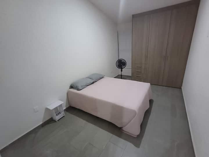 Ამ მთავარ საძინებელში გვაქვს ორადგილიანი საწოლი ახალი ლეიბით, სრული კარადა, უთო და საუთოებელი მაგიდა, საძინებელში კი ექსკლუზიური სააბაზანოა 