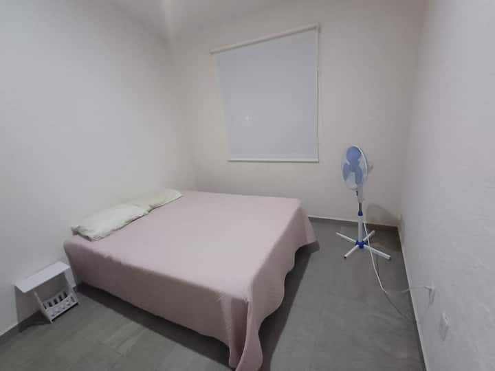 Ამ მე-3 საძინებელში გვაქვს 1 ორადგილიანი საწოლი, კვარცხლბეკის ვენტილატორი, პატარა მაგიდა და დიდი კარადა