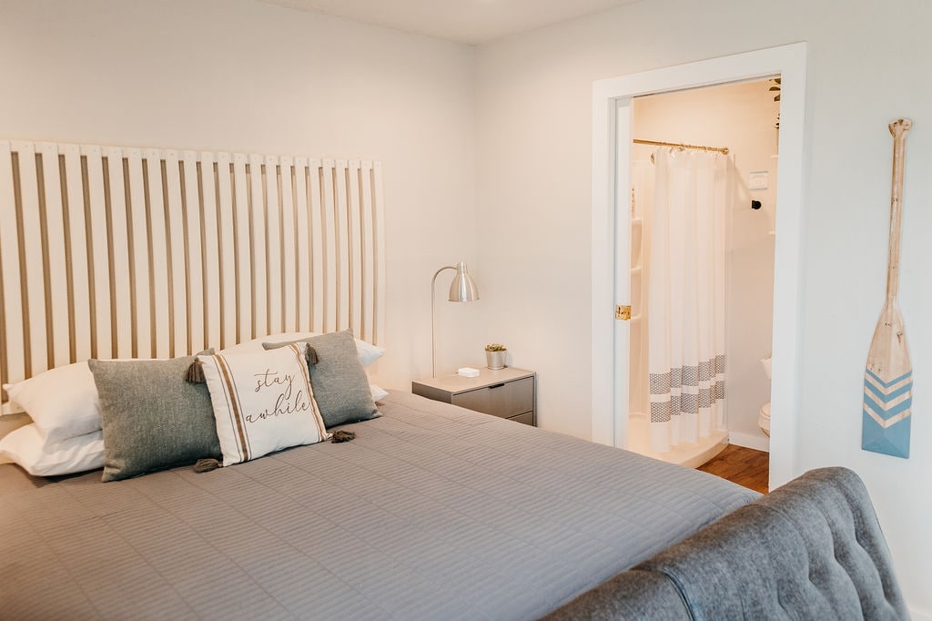 Dhomë kryesore me banjë të kompletuar dhe një krevat dopio "king" luksoz Brooklyn Bedding për gjumin më të mirë të mundshëm.