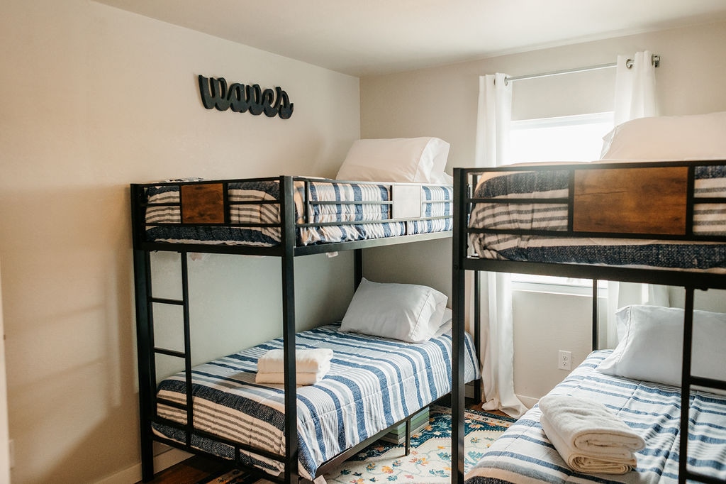 Dhomë fjetjeje - 4 krevate dopio - dyshekë 10"- mbështet deri në 250 paund për krevat. 